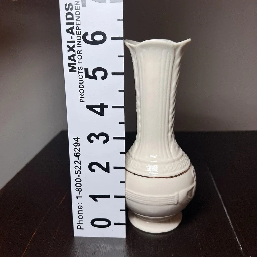 Belleek Claddagh Irish Collection Bud Vase Embossed Hands Heart And Clovers